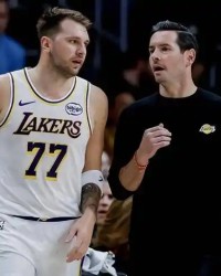 下课？雷迪克下课湖人？尘埃落定，东契奇被换下，谁注意他反应|詹姆斯|奥斯汀-里弗斯|卢卡-东契奇|洛杉矶湖人队|JJ-雷迪克_新浪体育_新浪新闻