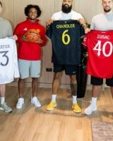 星空体育app-姆贝莫4XL！NBA球星造访曼联训练基地，B费约罗齐尔克泽热情接待